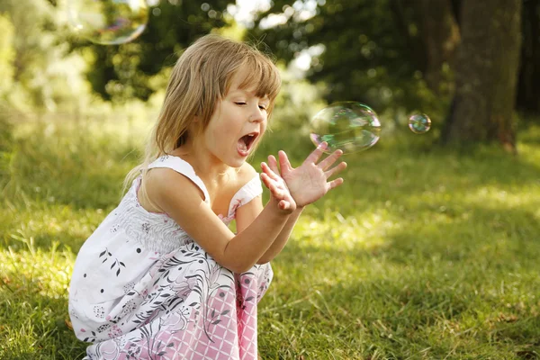 Menina com bolhas de sabão — Fotografia de Stock