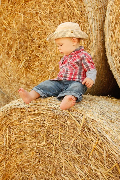 Pojke spelar i cowboy — Stockfoto
