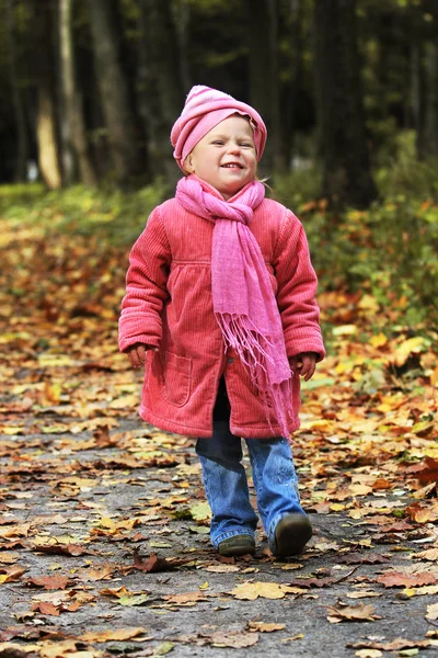 Liten flicka i höstparken — Stockfoto