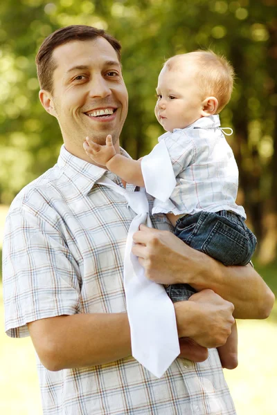 Kleiner Junge auf Vater — Stockfoto