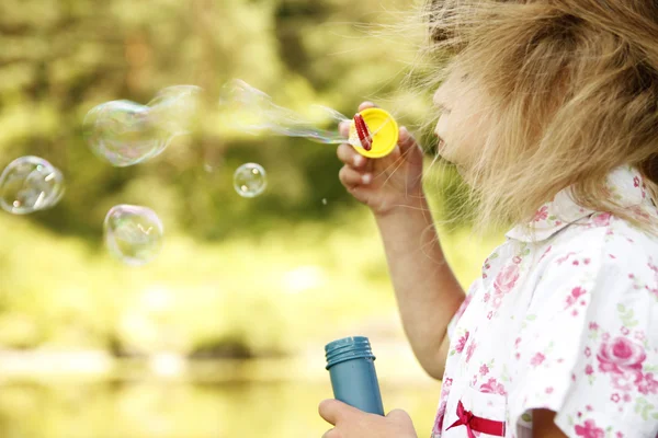 Menina com bolhas de sabão — Fotografia de Stock