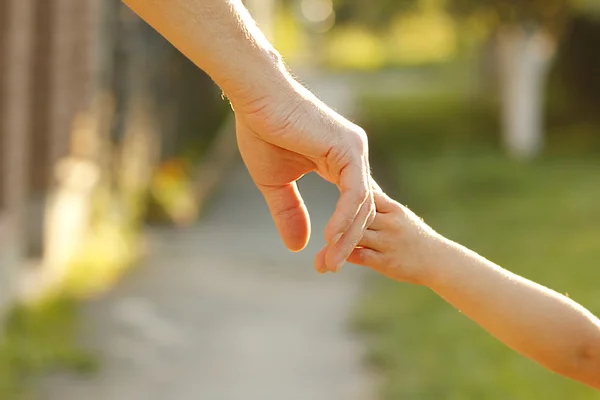 Père avec main d'enfant — Photo