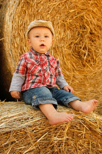 Menino brincando em cowboy — Fotografia de Stock