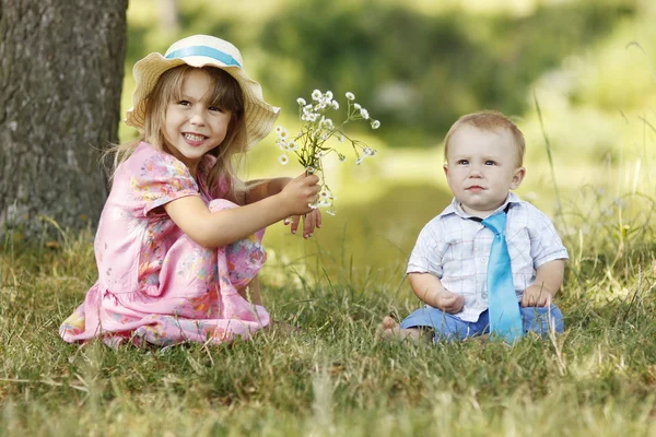 Fratellino e sorella — Foto Stock