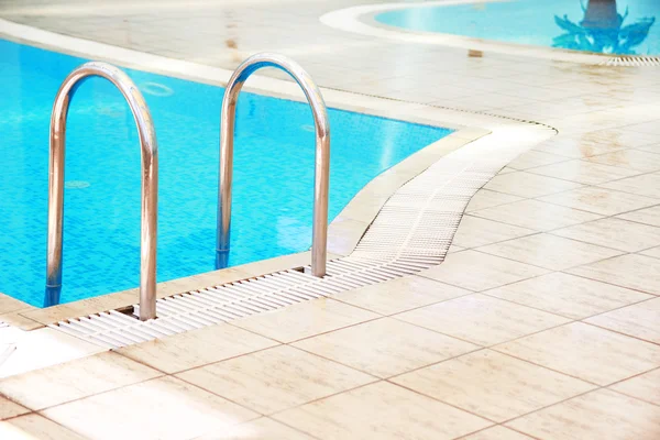 Passi nella piscina d'acqua — Foto Stock