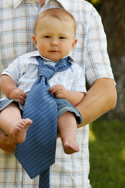 Kleiner Junge auf Vater — Stockfoto