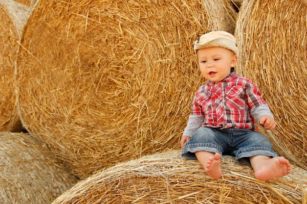 Pojke spelar i cowboy — Stockfoto