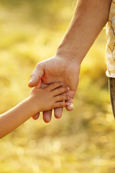 Padre con mano bambino — Foto Stock