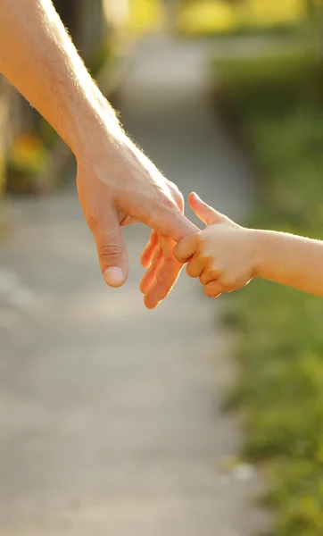 Baba çocuk el ile — Stok fotoğraf