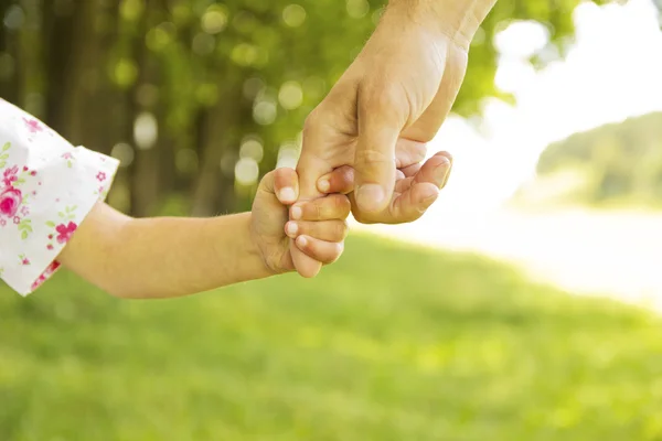 Padre con mano de niño —  Fotos de Stock