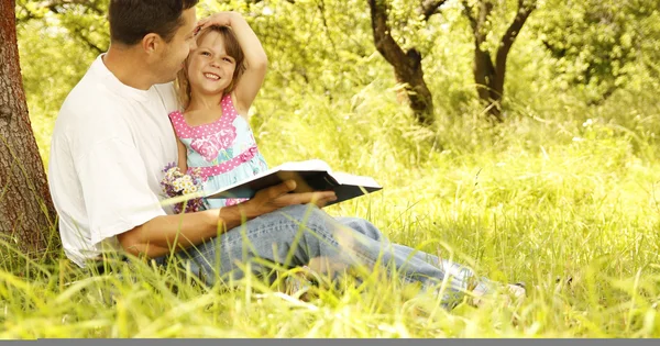 Père avec petite fille lisant — Photo