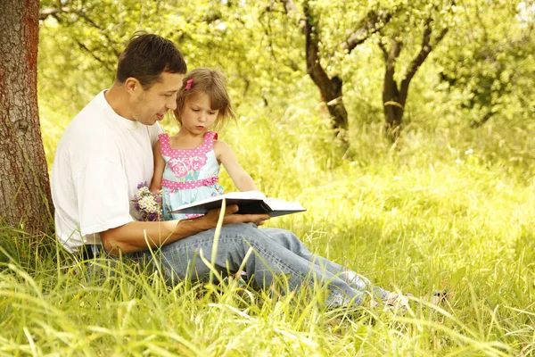 Padre con hija pequeña leyendo — Foto de Stock