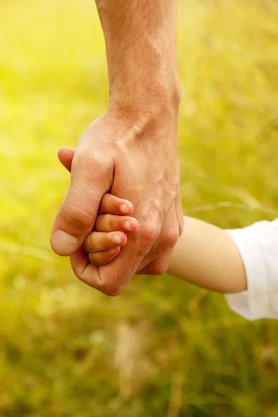 Pappa med barn hand — Stockfoto