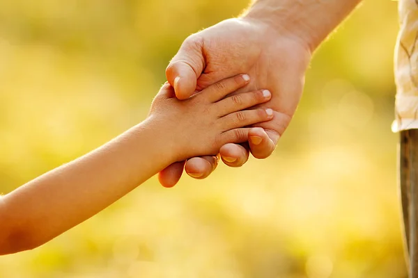 Padre con mano bambino — Foto Stock