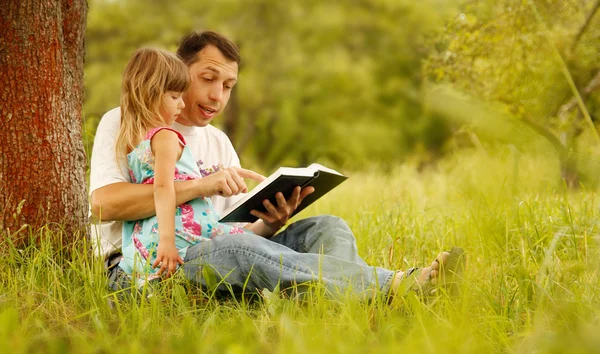 Father with little daughter reading — Stock Photo, Image