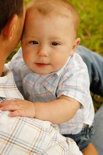 Kleiner Junge auf Vater — Stockfoto