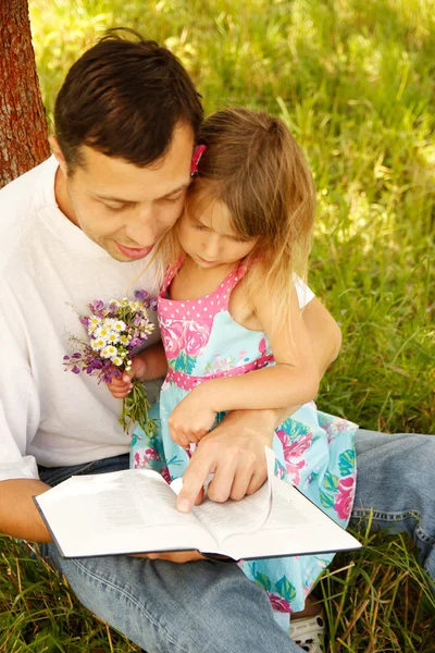 Батько з маленькою донькою читає — стокове фото