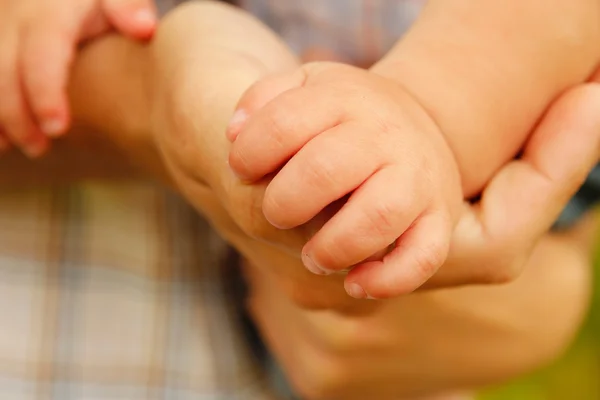 Pai com mão de criança — Fotografia de Stock