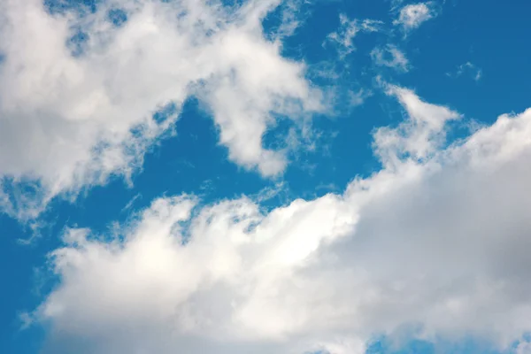 Blauer bewölkter Himmel — Stockfoto