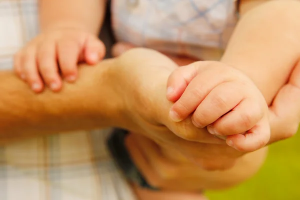 El padre toma la mano del hijo —  Fotos de Stock