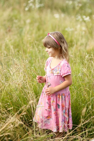 Fille debout dans l'herbe — Photo