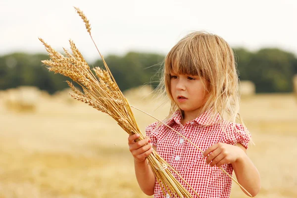 小麦の束を持つ少女 — ストック写真