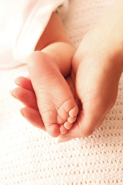 Leg in mother's hand — Stock Photo, Image