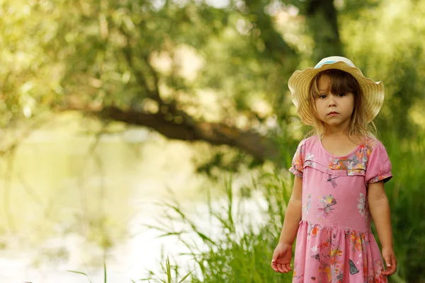 Girl standing near lake — Stock Photo, Image