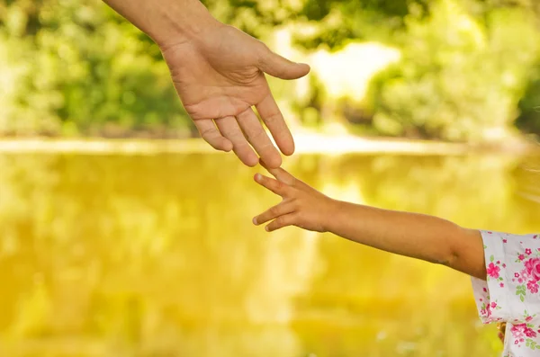 Le parent tient la main de l'enfant — Photo