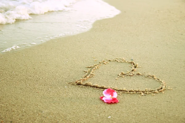 Corazón sobre arena de playa — Foto de Stock