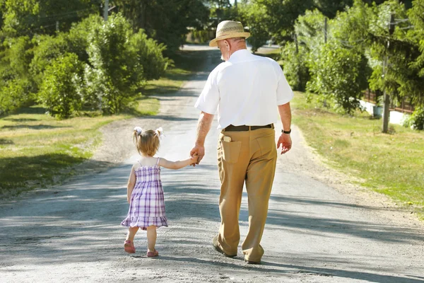 Grand-père et petite-fille marchant — Photo