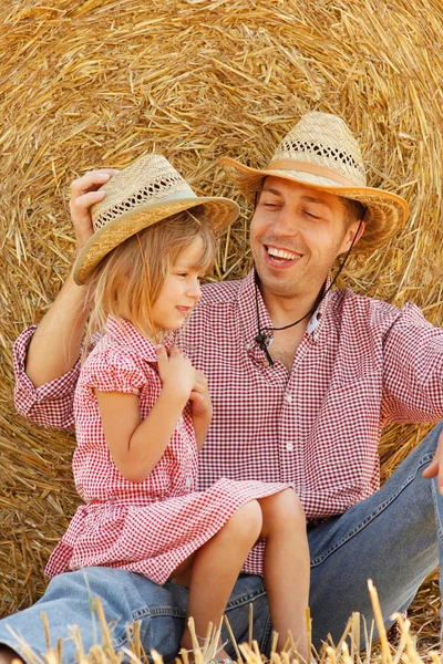 Dívka s otcem v oboru — Stock fotografie