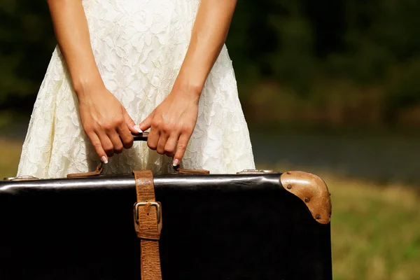 Woman holding suitcase — Stock Photo, Image