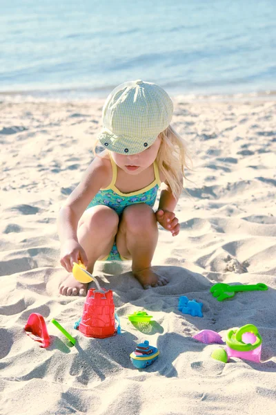 Flicka som leker på stranden — Stockfoto