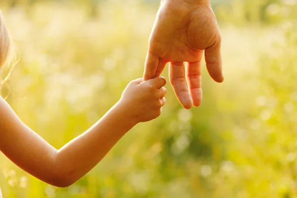 Pais seguram a mão da criança — Fotografia de Stock