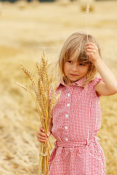 Menina com monte de trigo — Fotografia de Stock