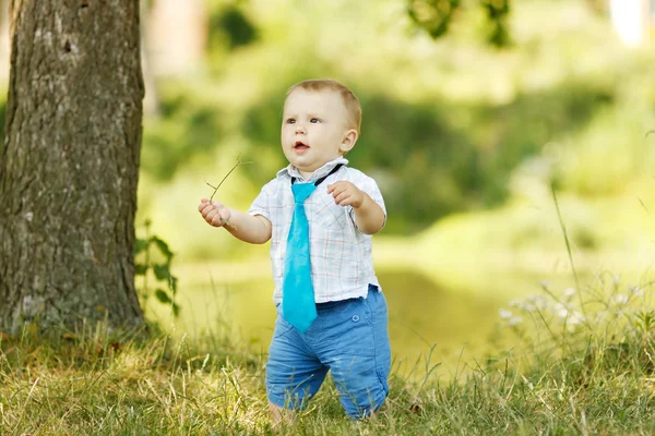 Pojke spelar i park — Stockfoto