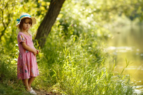 Girl standing near lake — Stock Photo, Image