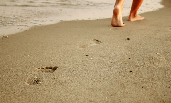 Empreintes de femmes dans le sable — Photo