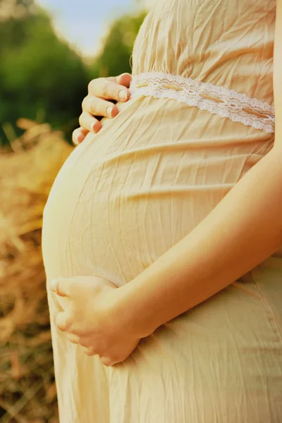 Gravid kvinna utomhus — Stockfoto