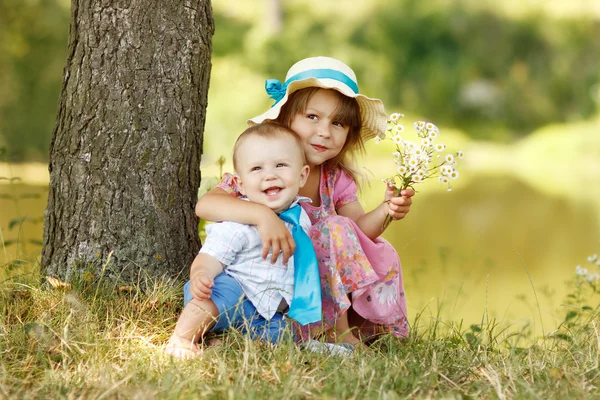 Hermano pequeño y hermana — Foto de Stock