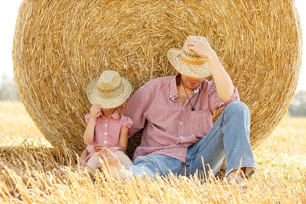 Menina com pai no campo — Fotografia de Stock