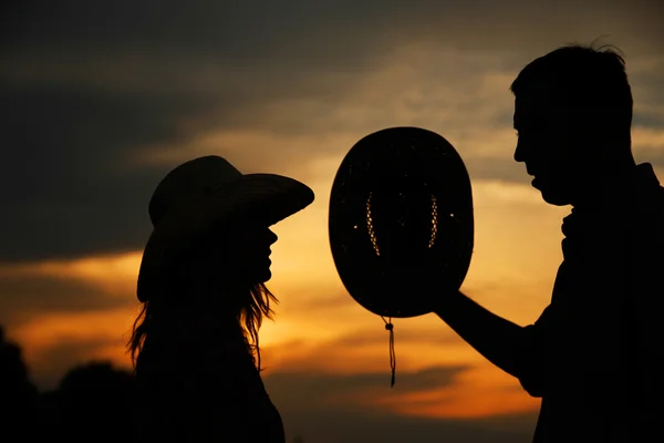 Casal jovem em silhueta de amor — Fotografia de Stock