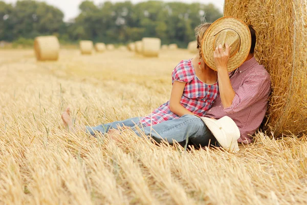 Pareja joven cerca de haystack — Foto de Stock