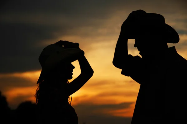 A young couple in love silhouette — Stock Photo, Image