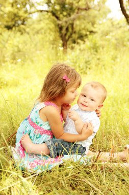 kız ve erkek kardeşim alanındaki