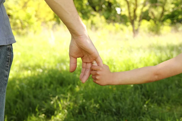 Ouder met kind hand — Stockfoto