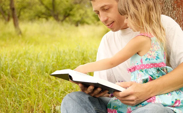 Vader en dochter lezen van de Bijbel — Stockfoto