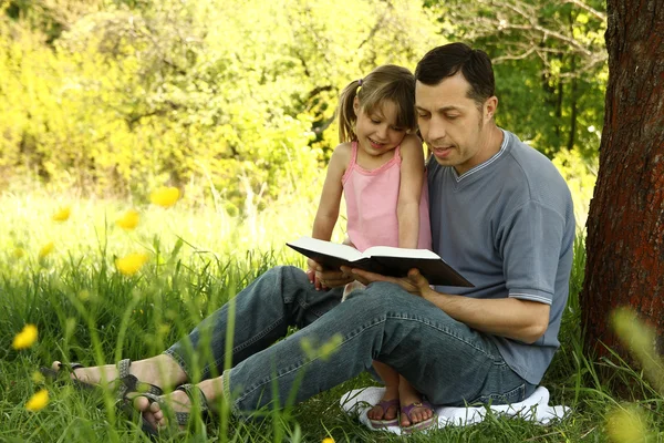 Father with little daughter reading — Stock Photo, Image