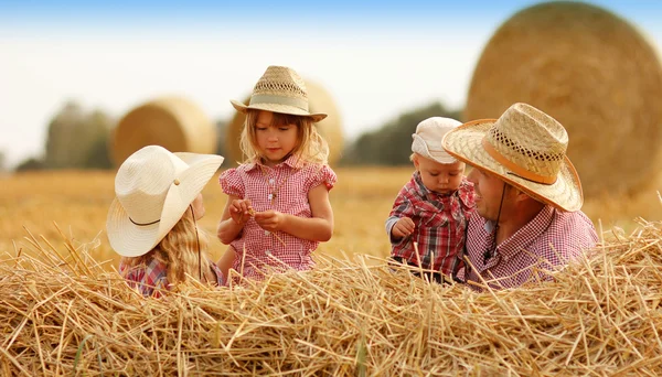 Ung familj i cowboy hattar — Stockfoto